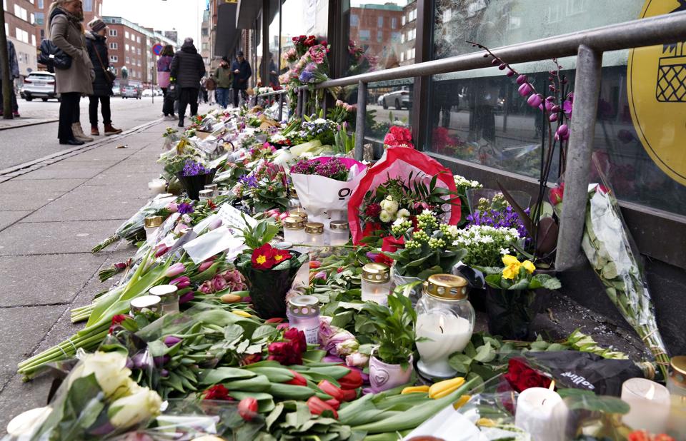 Efter drabet på Mia Stevn blev der lagt blomster og tændt lys på det sted, hvor hun sidst blev set i live. <i>Henning Bagger/Ritzau Scanpix</i>
