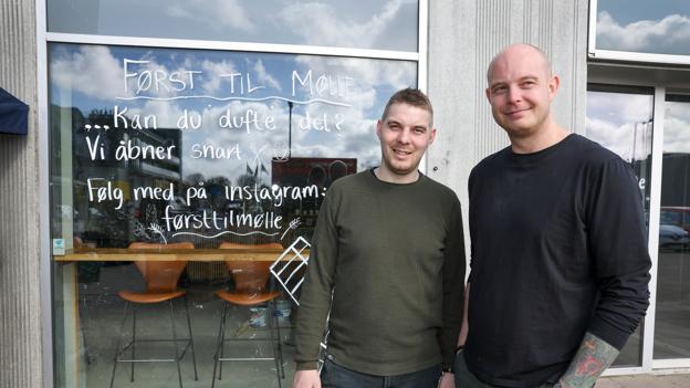 Makkerparret Anders Johst ( t.h.) og Tobias Nilsson åbnede i påsken 2022 "Først til Mølle" på Bispetorvet i Hjørring. Det vækkede dengang opsigt, at de åbnede et bageri i Hjørring, for deres fælles afsæt var gourmetmad - og således var det på den to-stjernede Michelin-restaurant Kong Hans Kælder i København, de i 2014 arbejdede sammen og derved mødte hinanden. <i>Arkivfoto: Bente Poder</i>