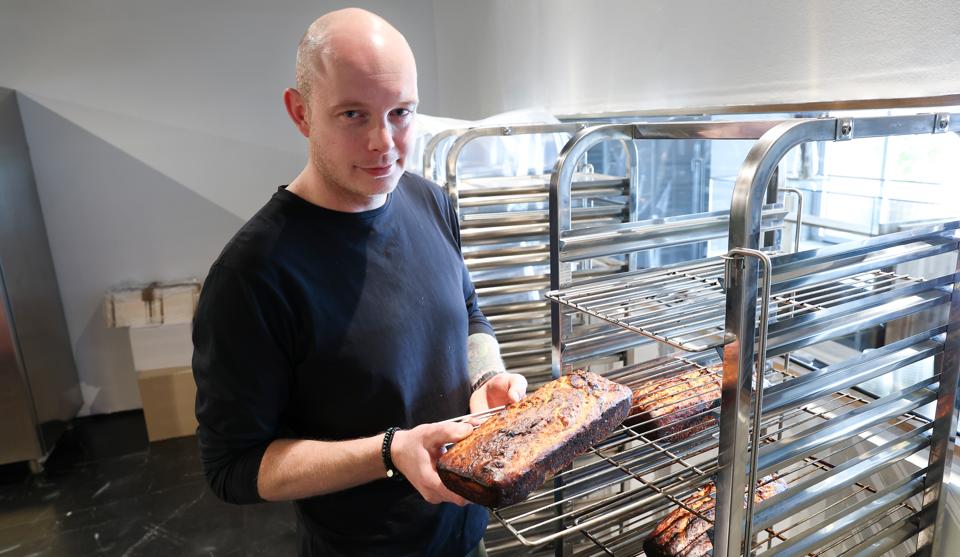 Anders Johst (på billedet) har sammen med sin makker Tobias Nilsson leveret eksklusivt bagværk til hjørringenserne fra bageriet "Først til Mølle". Men lige om lidt udvides aktiviteterne i "Først Til Mølle" til også af omfatte et aftenkoncept. Her skal blandt andet den nordjyske grillbar-kultur hyldes. <i>Arkivfoto: Bente Poder</i>