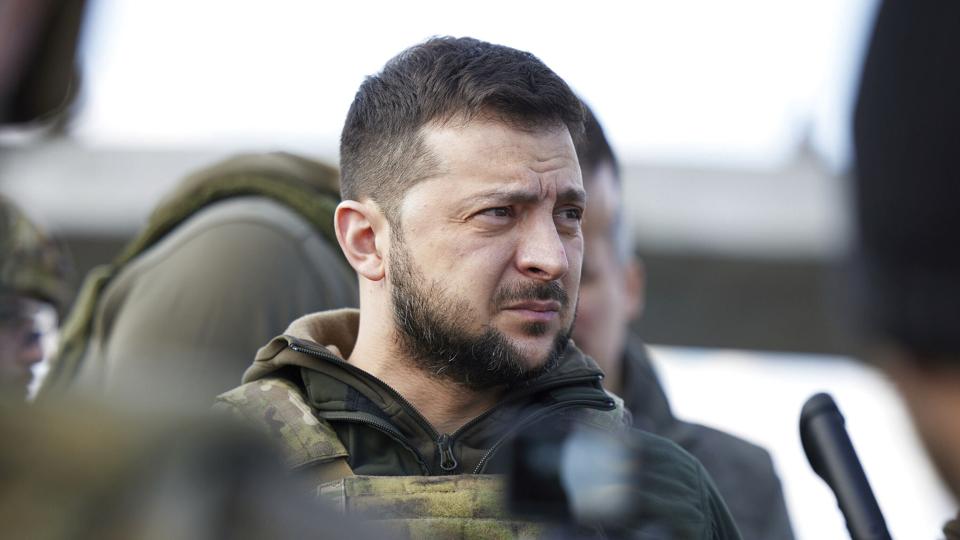 Det var en knuget ukrainsk præsident, Volodymyr Zelenskyj, som mandag besøgte byen Butja nordvest for Kyiv. I gaderne ligger der civile, der er dræbt, mens russerne kontrollerede byen. EU-lande besvarer nu den formodede krigsforbrydelse ved at udvise et meget stort antal russiske diplomater. <i>The Presidential Office Of Ukrai/Ritzau Scanpix</i>