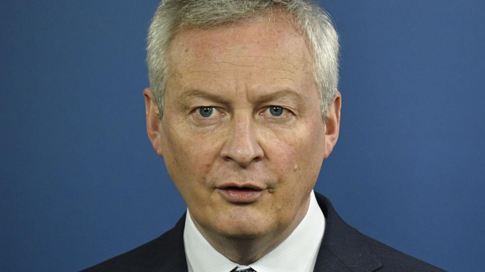 Frankrigs finansminister, Bruno Le Maire, ønsker lige som resten af de i alt 27 EU-lande nye sanktioner mod Rusland. Frankrig er åben for at inddrage kul og olie i femte sanktionspakke. <i>Tobias Schwarz/Ritzau Scanpix</i>