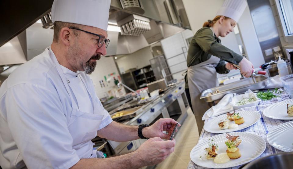 Kokkeelev, på Tech College i Aalborg, Stine Hartvig Pedersen, holder i disse dage en pause fra sin læreplads, Restaurant Fauna, for at træne til DM i Skills. Faglærer Blaise Badré agerer træner op til konkurrencen. <i>Foto: Martin Damgård</i>
