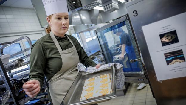 Nordjyske Stine vil være Danmarks bedste kokkeelev: Og hun kommer ikke sovende til det