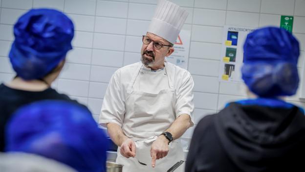 Faglærer Blaise Badré underviser et hold folkeskoleelever, der besøger Tech College i forbindelse med brobygning til ungdomsuddannelse. <i>Martin Damgård</i>