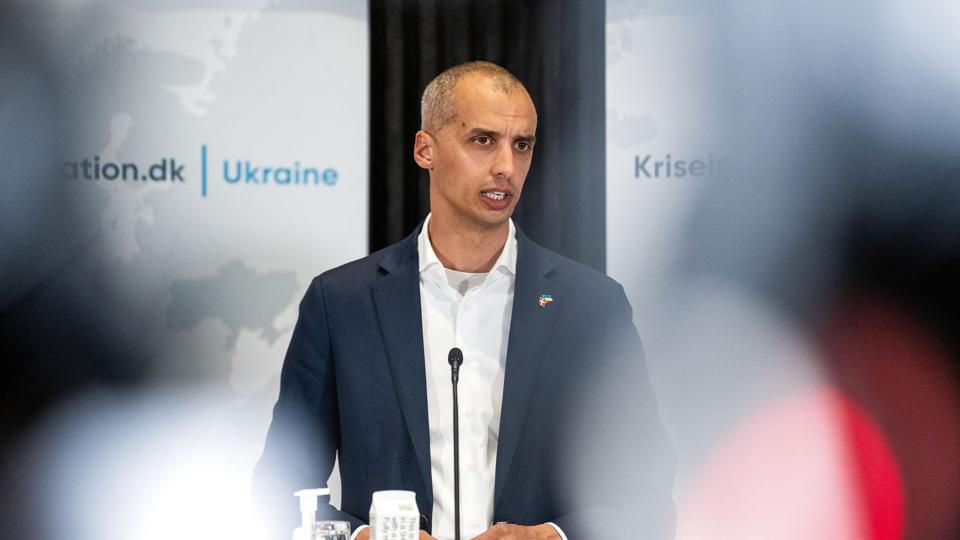 Udlændinge- og integrationsminister Mattias Tesfaye (S) siger onsdag, at magtanvendelse er nødvendig i nogle udvisningssager. <i>Emil Helms/Ritzau Scanpix</i>