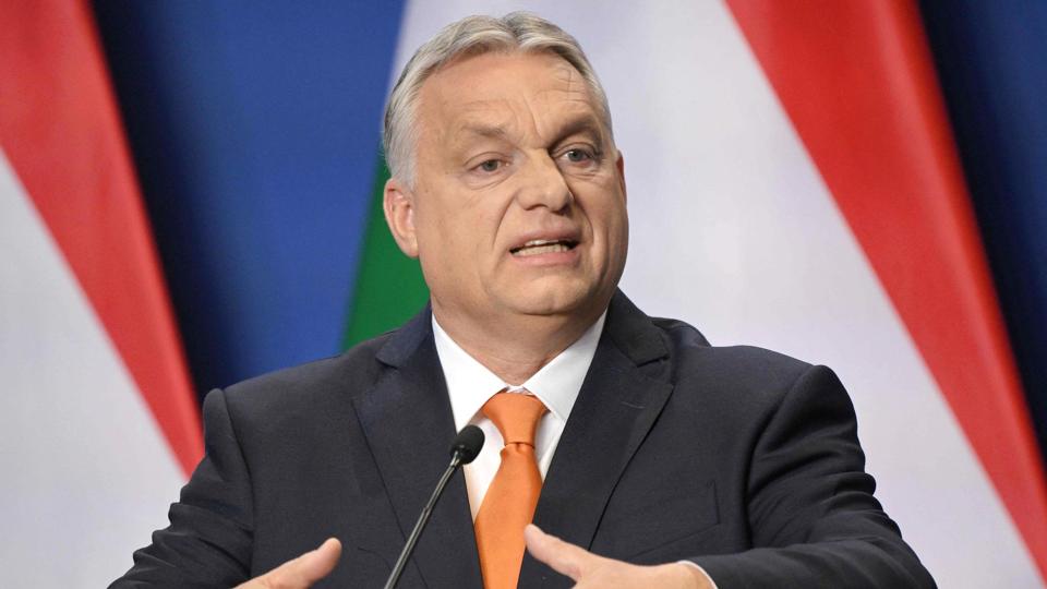 Ungarns premierminister, Viktor Orban, siger på et pressemøde onsdag, at han har inviteret Ruslands præsident, Vladimir Putin, til fredsmøde i Budapest sammen med lederne for Ukraine, Tyskland og Frankrig. <i>Attila Kisbenedek/Ritzau Scanpix</i>