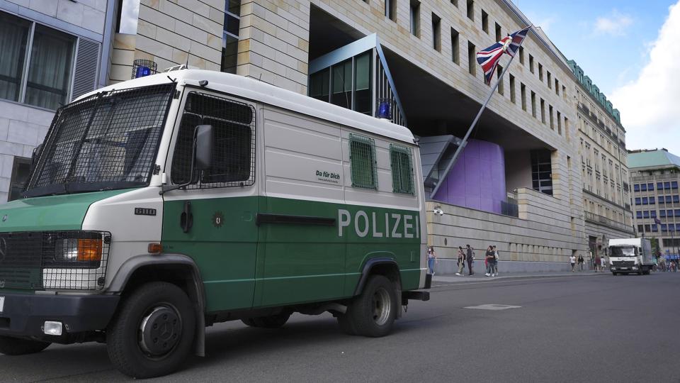 Den britiske ambassade i Berlin. Her arbejdede en 57-årig britisk mand. Han blev onsdag udleveret til de britiske myndigheder, der har rejst flere sigtelser mod ham for spionage til fordel for Rusland. (Arkivfoto). <i>Michael Sohn/Ritzau Scanpix</i>