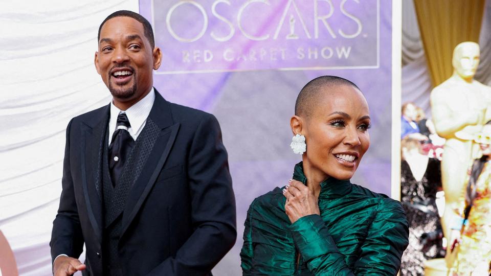 Skuespilleren Will Smith har mødt massiv kritik efter årets uddeling af Oscar-priserne i Los Angeles i USA. Her ses han med hustruen Jada Pinkett Smith ved uddelingen. <i>Mike Blake/Reuters</i>