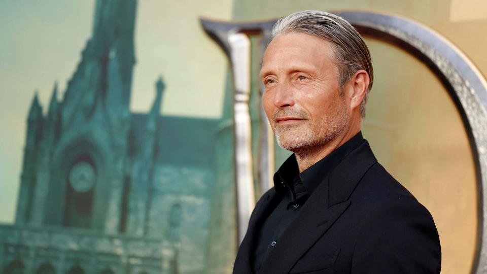 Danske anmeldere er vilde med Mads Mikkelsen i rollen som Gellert Grindelwald i "Fantastiske skabninger: Dumbledores hemmeligheder", der får premiere i Danmark torsdag. Her ses den danske skuespillere til verdenspremieren i London 29. marts. <i>Tolga Akmen/Ritzau Scanpix</i>