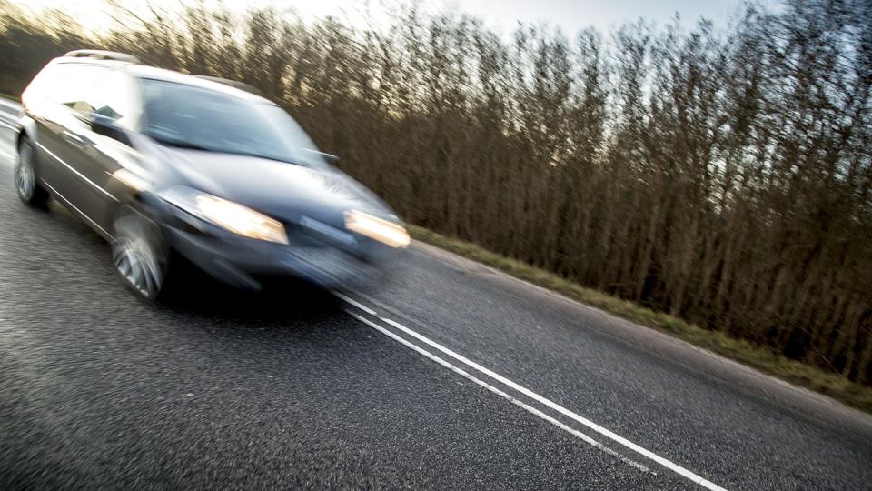 25 procent af de yngre bilister mellem 17-34 år kører ofte, meget ofte eller en gang i mellem 100 kilometer i timen eller mere på de danske landeveje (Arkivfoto). <i>Mads Claus Rasmussen/Ritzau Scanpix</i>