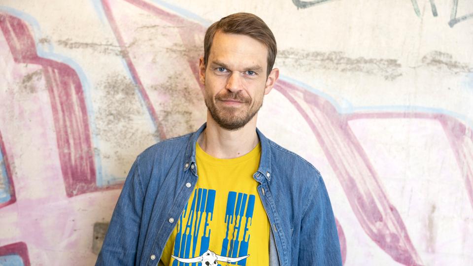 Svend Brinkmann tror ikke på, at det er et problem at nogle børn får for meget omsorg. Det er for lidt omsorg, der giver dem problemer, siger han. <i>Foto: Claus Søndberg</i>