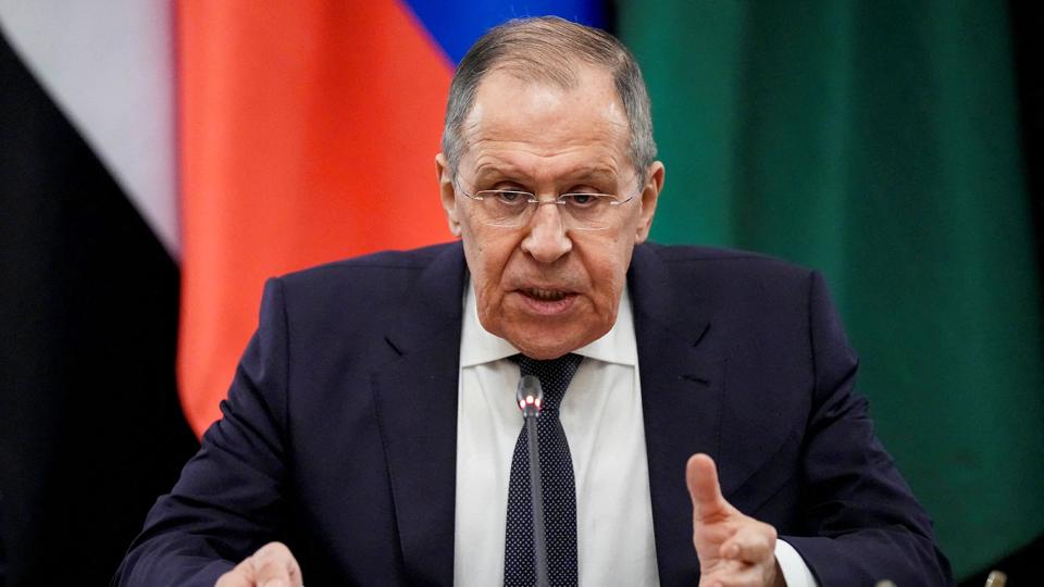 Ruslands udenrigsminister, Sergej Lavrov, siger torsdag, at Kyiv har fremlagt et udkast til en fredsaftale, som indeholder "uacceptable" elementer. Han siger, at det er forskelligt fra, hvad der blev talt om ved nylige forhandlinger i Istanbul. <i>Pool/Reuters</i>