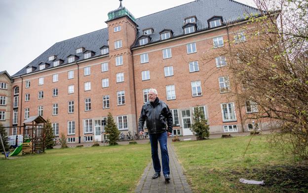 Bill Nielsen foran en af hans ejendomme beliggende i Jyllandsgade i Aalborg. <i>Foto: Martin Damgård</i>