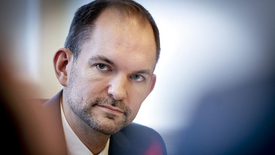 Skatteminister Jeppe Bruus (S) skal snart forhandle om en flerårig aftale for skattevæsnet med resten af Folketingets partier. Forud for det er et ekspertudvalg kommet med flere anbefalinger. Blandt andet anbefaler de at skifte kurs i genopretningen af udbytteområdet (Arkivfoto). <i>Liselotte Sabroe/Ritzau Scanpix</i>