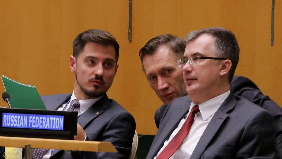 Den russiske delegation i FN's Generalforsamling torsdag, efter medlemslande torsdag har stemt Rusland ud af FN's Menneskerettighedsråd på grund af anklager om den russiske måde at føre krig i Ukraine på. <i>Andrew Kelly/Reuters</i>