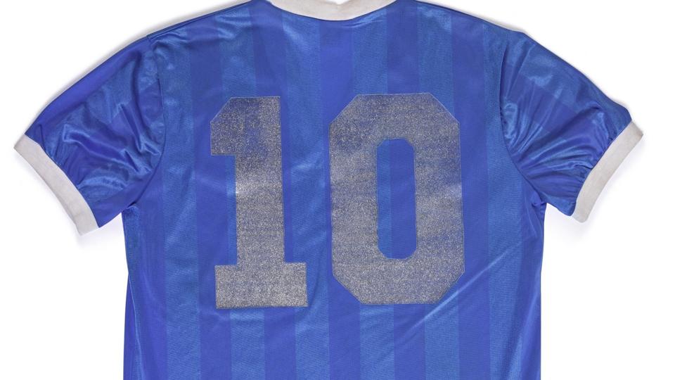 En Diego Maradona-trøje fra Argentinas VM-kamp mod England i 1986 kommer på auktion senere i april hos Sothebys. Angiveligt scorede Maradona et mål med hånden iført trøjen, men det betvivler den afdøde fodboldspillers datter. <i>-/Ritzau Scanpix</i>