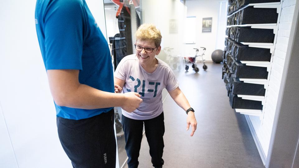 Et skridt ad gangen, men mange i træk. Lene Nielsen har fundet en måde at hjælpe sig selv mod sit livslange handicap. Her med fysioterapeut Line Sondrup som backup. <i>Foto: Kim Dahl Hansen</i>