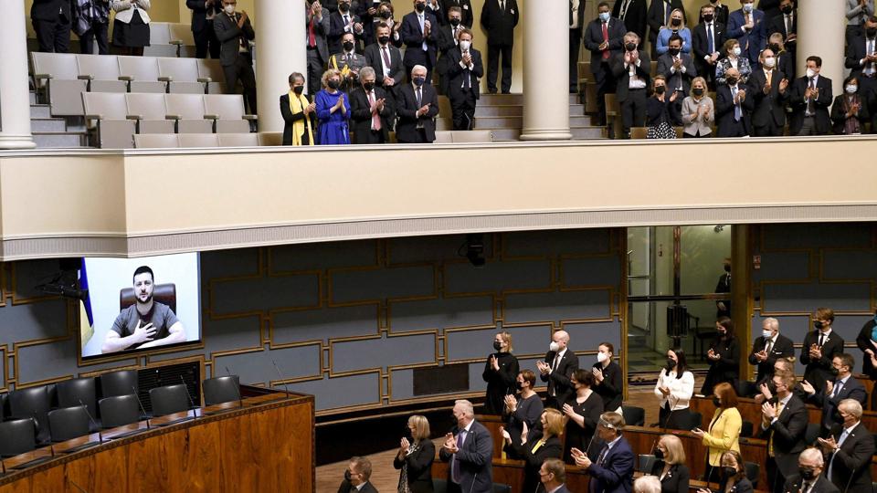 Ukraines præsident, Volodymyr Zelenskyj, talte fredag til det finske parlament i Helsinki via et videolink fra Ukraines hovedstad, Kyiv. Få timer efter videomødet meddeler Finland, at to russiske diplomater skal udrejse af landet. <i>Vesa Moilanen/Ritzau Scanpix</i>