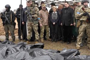 EU-chefer besøger massegrav i Butja