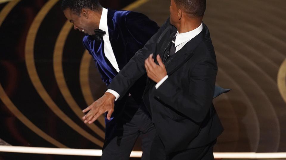 Will Smith (t.h.) stak Oscar-værten Chris Rock en lussing, da Rock fortalte en vittighed om Smiths kone, Jada Pinkett Smith, ved Oscarshowet den 27. marts. Det koster Smith ti års udelukkelse. <i>Chris Pizzello/Ritzau Scanpix</i>