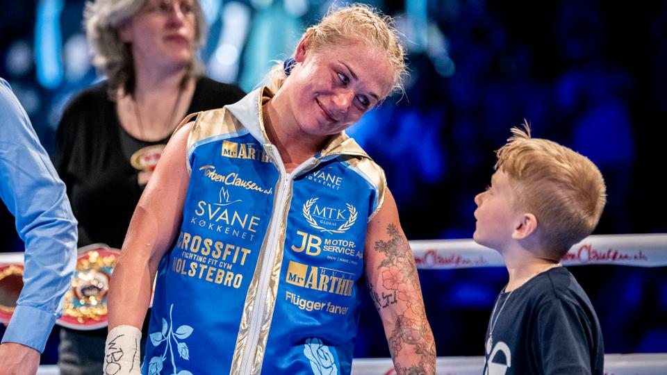 Dina Thorslunds humør fejlede ikke noget lørdag aften, hvor hun slog Norkis Carreno fra Venezuela. Her ses hun med sønnen Adrian på syv år. <i>Foto: Johan Gadegaard/Ritzau Scanpix</i>