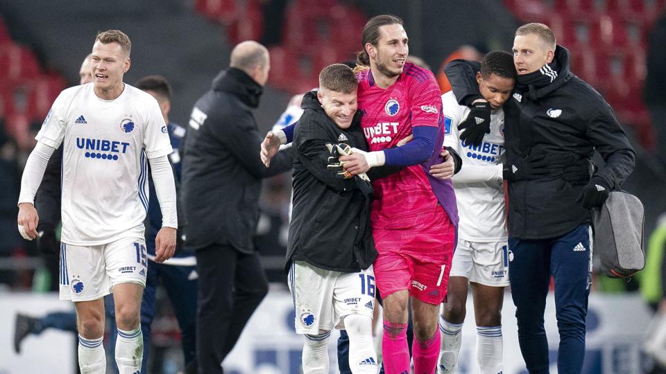 Kamil Grabara, Viktor Claesson, Pep Biel, Paul Mukairu og Karl-Johan Johnsson efter superligakampen mellem FC København og FC Midtjylland. <i>Liselotte Sabroe/Ritzau Scanpix</i>