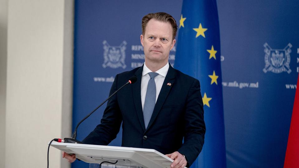 Udenrigsminister Jeppe Kofod (S) garanterer, at regeringen vil udskrive en ny folkeafstemning, hvis EU's forsvarssamarbejde mod forventning bliver lavet om til et overstatsligt samarbejde uden vetoret over for udsendelse af danske soldater. (Arkivfoto). <i>Ida Marie Odgaard/Ritzau Scanpix</i>