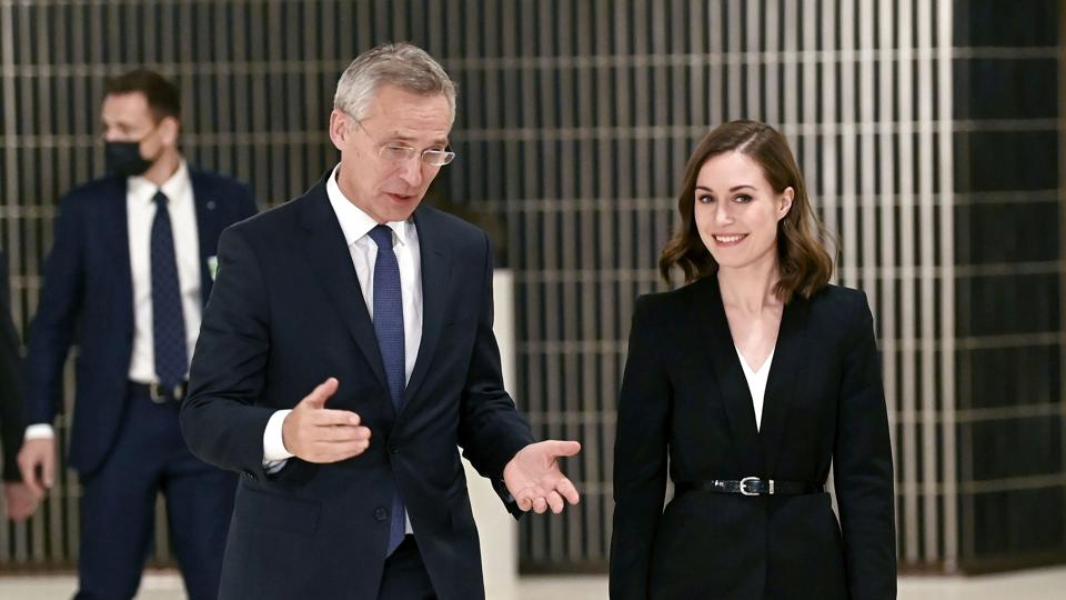 Finland og Sverige er muligvis kun måneder fra at blive del af militæralliancen Nato. Her ses Nato's generalsekretær, Jens Stoltenberg, og Finlands statsminister, Sanna Marin, ved et møde i Helsinki i oktober. <i>Lehtikuva/Reuters</i>