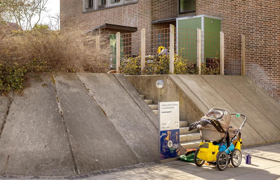 Hellestedet for hjemløse og udsatte ved bag Medborghuset og hovedbiblioteket. Der findes også et i Vestbyen samt i Kildeparken, og sidstnævnte suppleres måske snart af en ny oase på Kennedys Plads. <i>Foto: Lars Pauli</i>