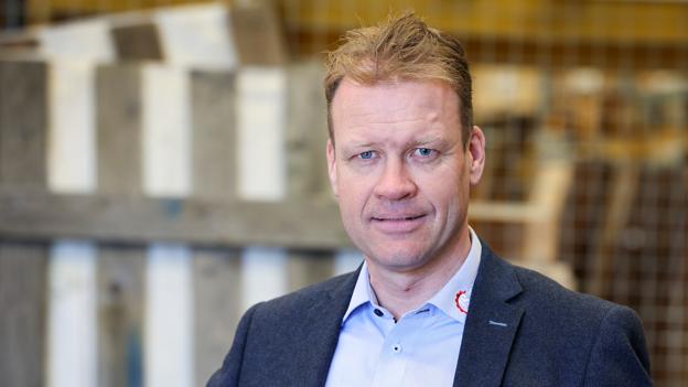 - Hvis man stiller det lidt på spidsen, er vi gået fra at være et lidt rodet smedeværksted til at være en mindre industriel virksomhed. Vi er gået fra at levere enkeltstående produkter til i dag at kunne levere hele løsninger til vores kunder, siger direktør Anders Rytter Madsen. <i>Foto: Bente Poder</i>