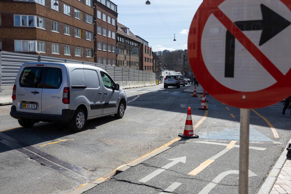 Vejarbejdet på Vesterbro strækker sig helt frem til september. <i>Foto: Martél Andersen</i>
