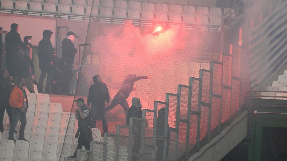 Fans af Paok og Marseille angreb hinanden med fyrværkeri i sidste uges Conference League-kvartfinale i Frankrig. Nu ønsker Grækenlands regering at holde Marseille-fans væk, når der torsdag er returkamp. <i>Nicolas Tucat/Ritzau Scanpix</i>