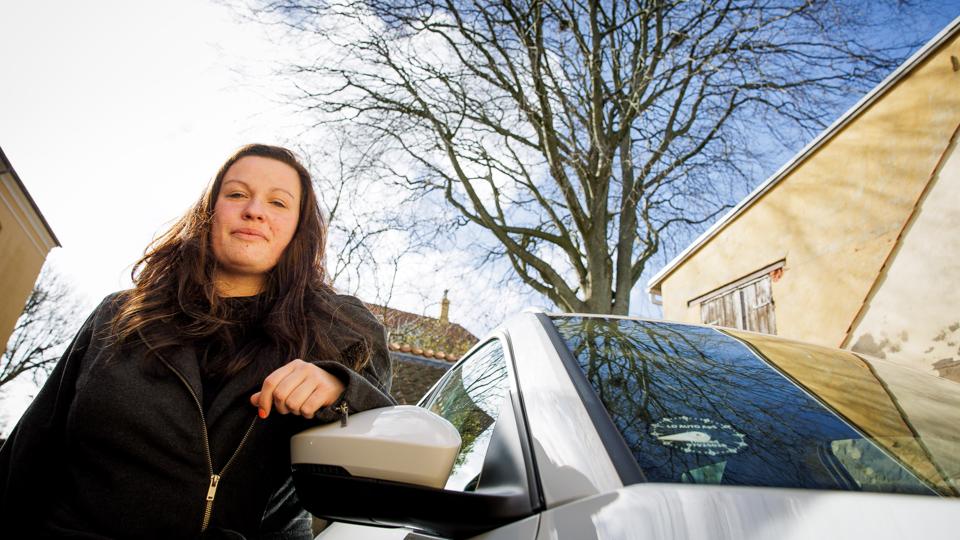 Sandra Jo fra Thisted har problemer med en rågekoloni i et nærliggende træ. Fuglene skider og sviner i området og på bilerne. <i>Foto: Bo Lehm</i>