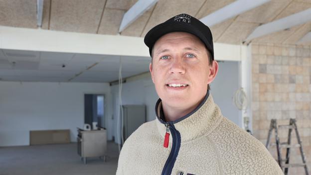 Kasper Brix - da der var fuld gang i renoveringen i april. Nu er man klar til at tage imod gæsterne. <i>Arkivfoto: Bente Poder</i>