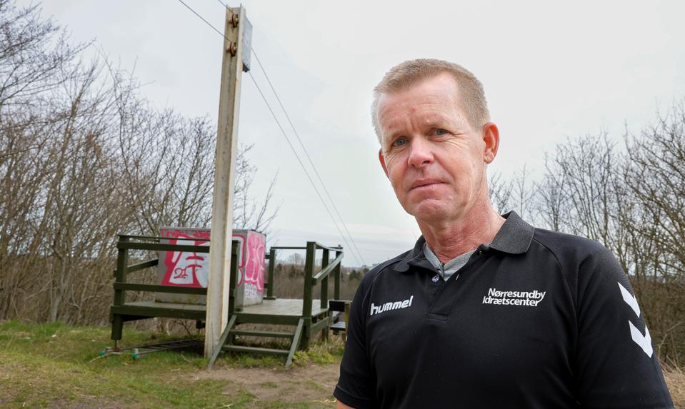 En 20-årig mand brugte - uden at have det rette udstyr og uden at have hjælp fra instruktører - en svævebane, som Nørresundby Idrætscenter har hen over kridtgraven i Nørresundby. Han kom til skade og måtte have beredskabet til at hjælpe sig ned. Centerdirektør Lars Dam Møller advarer kraftigt mod den slags. <i>Foto: Bente Poder</i>
