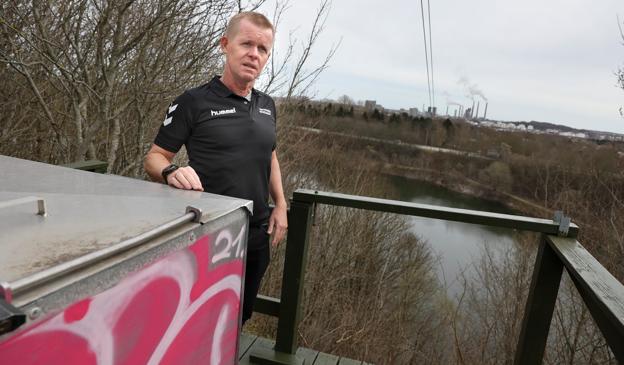 Lars Dam Møller på startplatformen for svævebanen. Han fortæller, at svævebanen falder 26 meter, og hastigheden kan nå op på omkring 40 kilometer i timen. <i>Foto: Bente Poder</i>
