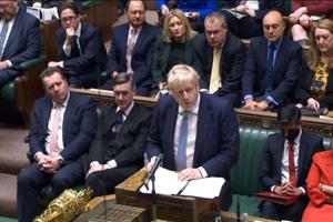 Boris Johnsons ulovlige coronafester har udløst 50 bøder