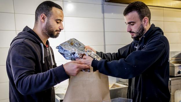 Kunderne bakker op om City Sandwich, som også leverer mad og slik ud til folk. <i>Foto: Martin Damgård</i>
