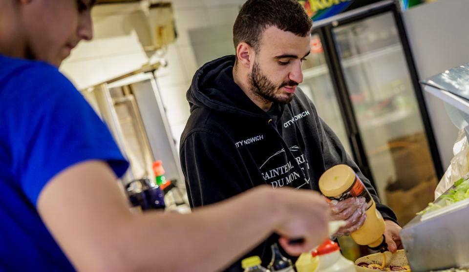 Firas El-Sayed arbejder i sin forretning med slikbutik og spisested, City Candy og City Sandwich, når han får fri fra sit job som sundhedsøkonom. <i>Foto: Martin Damgård</i>