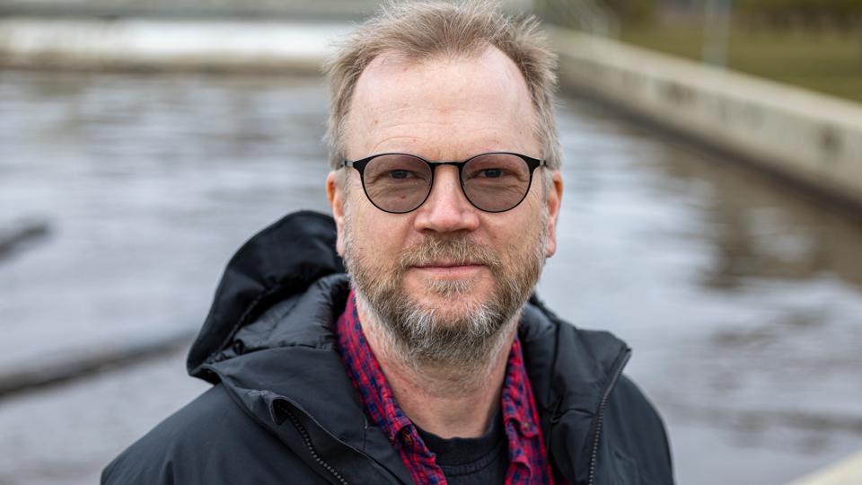 Fund af PFOS i Hirtshals Renseanlæg. Produktionschef Jacob Andersen har ikke noget bud på hvor det kommer fra <i>Foto: Martél Andersen</i>