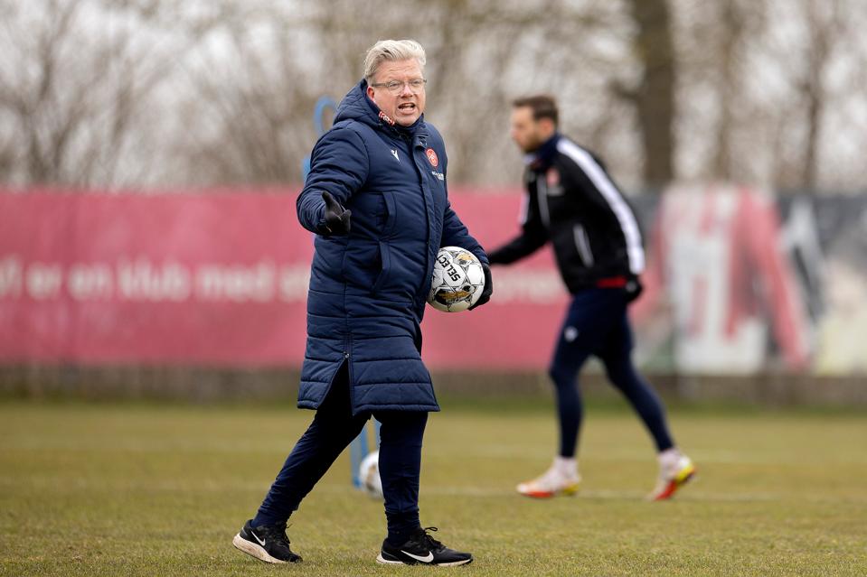 AaB-træner Lars Friis skal forsøge at føre sit hold til endnu en sejr over Brøndby. <i>Foto: Lars Pauli</i>