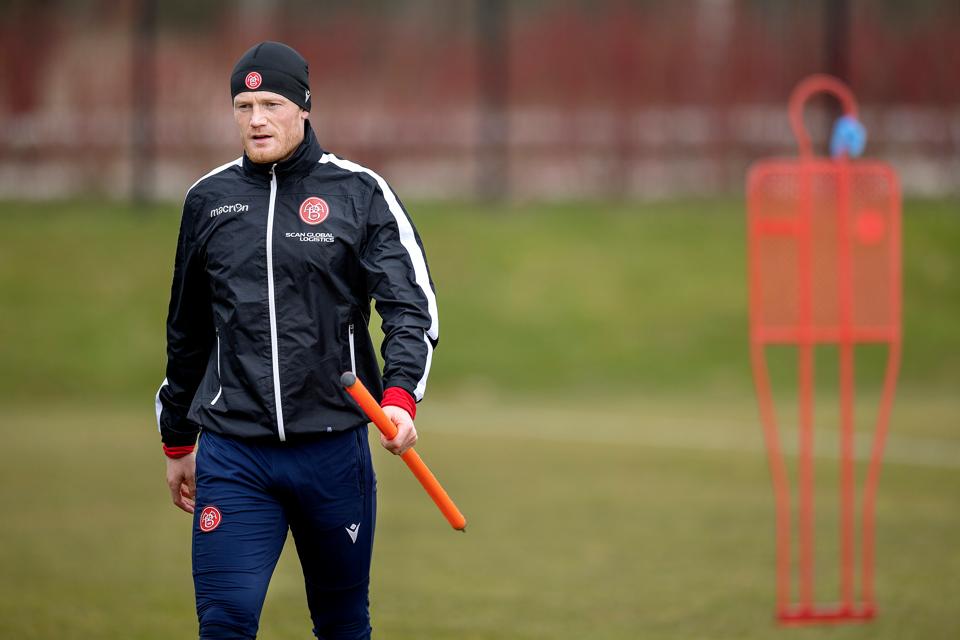 AaB's Rasmus Thelander måtte opgive at fuldføre fredagens træning. <i>Arkivfoto: Lars Pauli</i>
