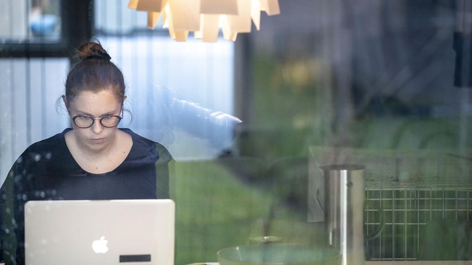 Danskere samles i høj grad i facebookgrupper, som kan kategoriseres som en form for digitale forsamlingshuse. Grupper med udgangspunkt i en by, kommune eller lignede samler flest, men hobbygrupper fylder også meget, viser kortlægning. <i>Mads Claus Rasmussen/Ritzau Scanpix</i>