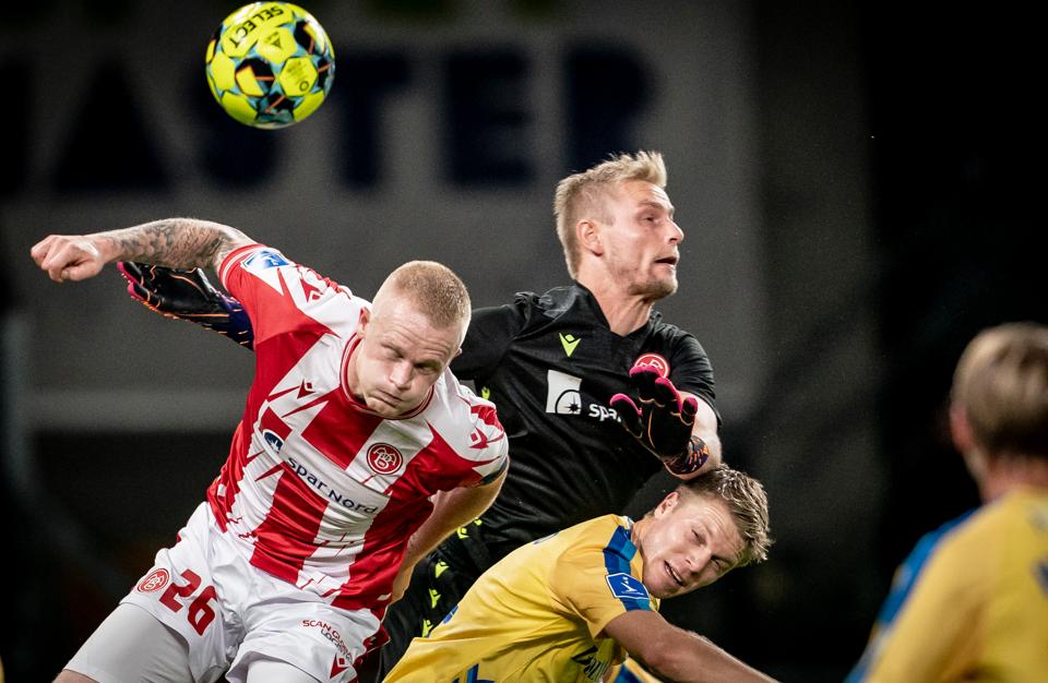 AaB var under massivt pres igennem 90 minutter, men klarede frisag med hjælp fra rutinerede kræfter. <i>Mads Claus Rasmussen/Ritzau Scanpix</i>