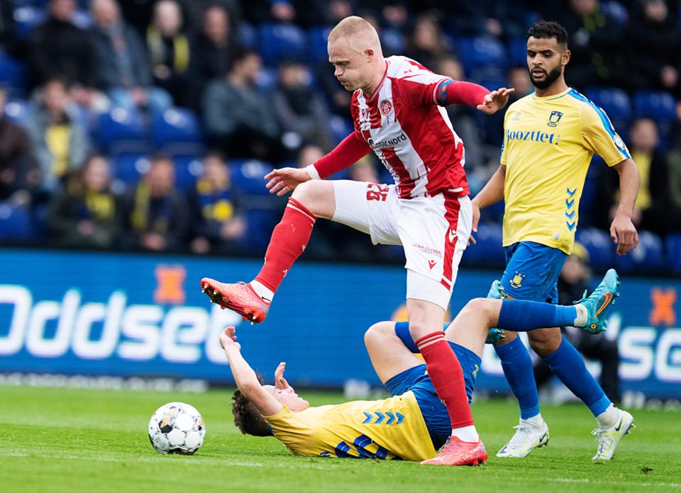 Rasmus Thelander gjorde, hvad han er bedst til mod Brøndby, hvilket var at vinde tonsvis af dueller mod de blågule <i>Foto: Claus Bech/Ritzau Scanpix</i>