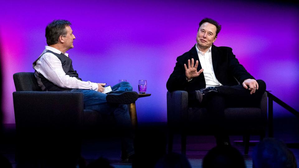 Elon Musk sætter over for intervieweren Chris Anderson ord på, hvorfor han ønsker at købe 100 procent af det sociale medie Twitter. Det sker på en TED-konference i Vancouver torsdag. <i>Stacie Mcchesney/Ritzau Scanpix</i>