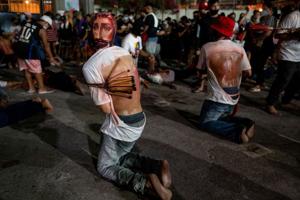Filippinere markerer langfredag med piskeslag