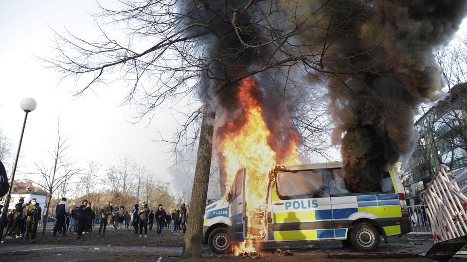 Flere politibiler stod i flammer fredag aften i Sveaparken i den svenske by Örebro. Urolighederne opstod, fordi Rasmus Paludan efter planen skulle have brændt koraner af på stedet ved en demonstration. <i>11380 Kicki Nilsson/Tt/Ritzau Scanpix</i>