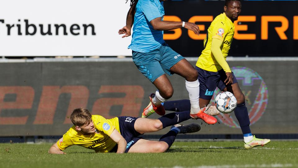 Frederik Dietz, der her ses i aktion i Hobros kamp mod Jammerbugt FC for nylig, har mistet sin plads hos 1. divisionsholdet her i 2022. Det går han ikke i panik over. <i>Arkivfoto: Henrik Bo</i>
