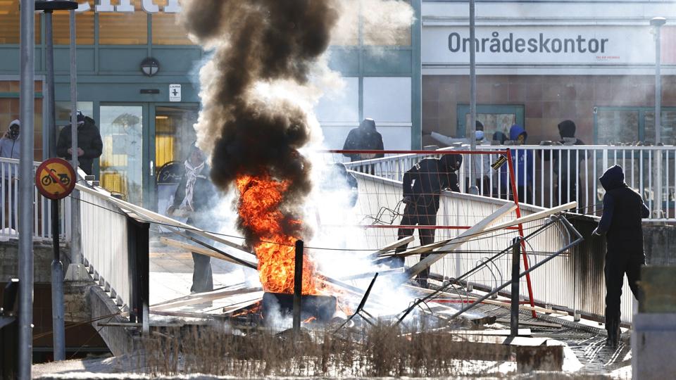 I Norrköping blev der kastet sten mod politi, og der blev sat ild til mange personbiler under optøjer søndag. <i>60160 Stefan Jerrevång/Tt/Ritzau Scanpix</i>